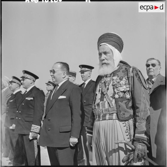 Le capitaine Attaf, président de la commission administrative de Médéa dans le costume traditionnel des spahis aux côtés de Robert Lacoste, ministre de l'Algérie.