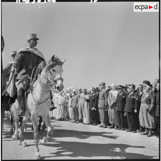 Un imposant défilé de cavaliers achève la cérémonie militaire.