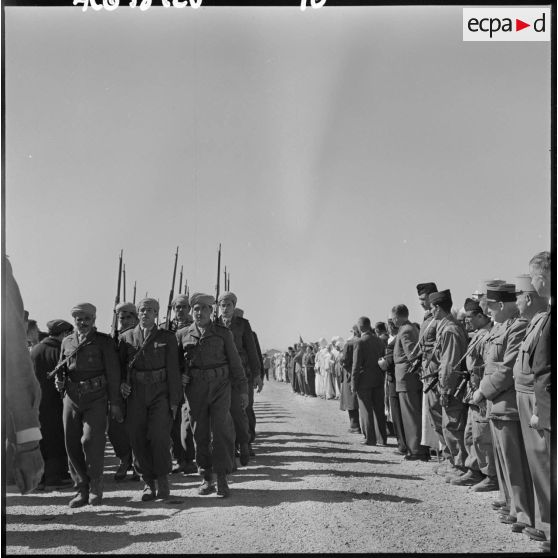 Défilé de troupes devant les autorités.