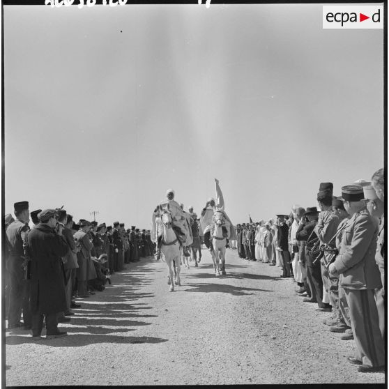 Un imposant défilé de cavaliers achève la cérémonie militaire.