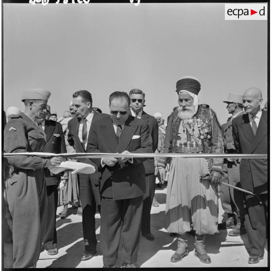 Robert Lacoste coupe le ruban pour inaugurer le bordj de la section administrative spécialisée (SAS) de Sidi Ladjel.