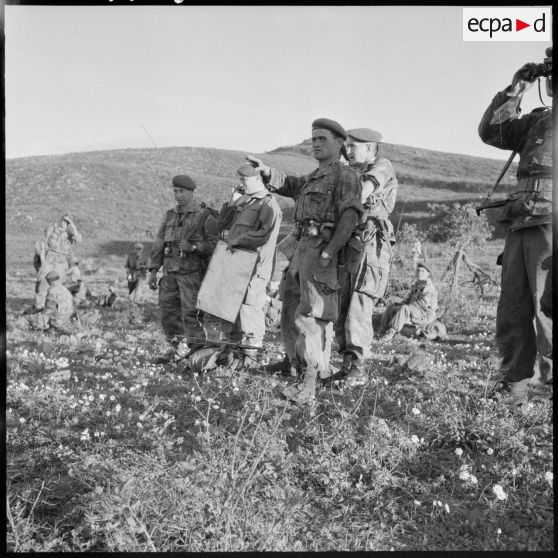 Le colonel Pierre Jeanpierre tient une carte et donne des instructions aux troupes au téléphone.