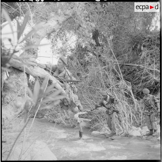 Passage difficile d'un oued sur le chemin du retour.