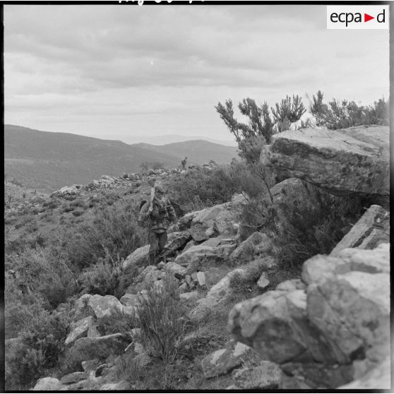 Progression d'un groupe dans les rochers.