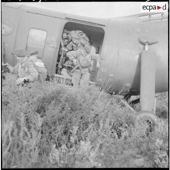 Un groupe de combat saute au sol d'un hélicoptère de transport Piasecki H-21 (ou banane).