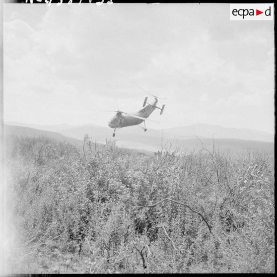 Hélicoptère de transport Piasecki H-21 (ou banane) repartant chercher un commando.