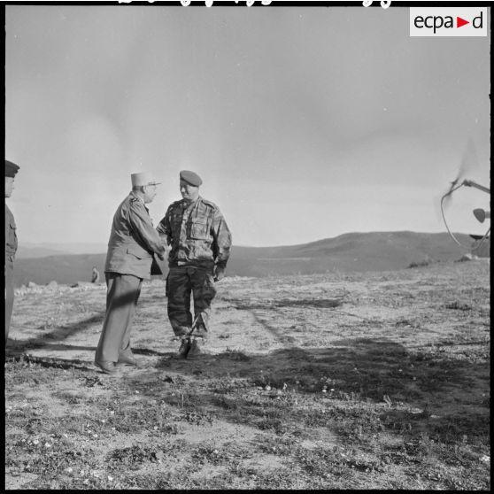 Le général Paul Vanuxem serre la main au colonel Pierre Jeanpierre avant son départ par hélicoptère.