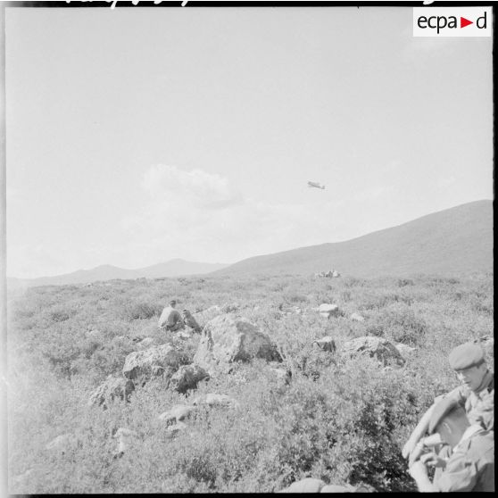 Le groupe de combat prend place derrière les rochers.