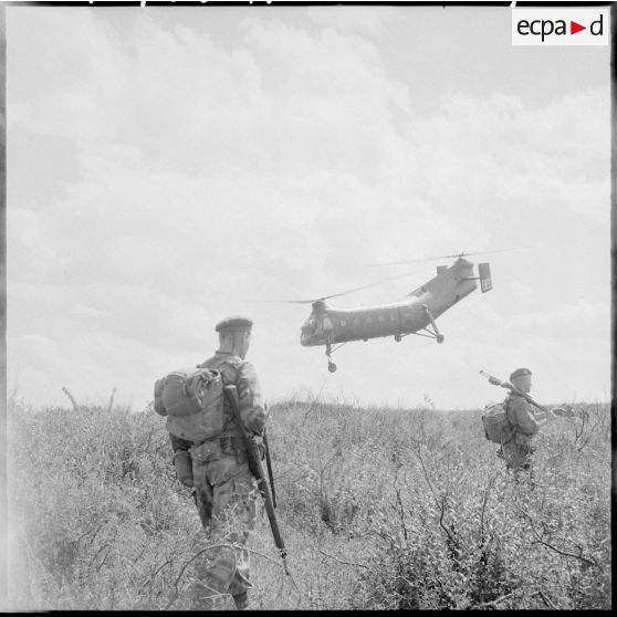 Pendant la progression des bérets verts les hélicoptères de transport Piasecki H-21 (ou banane) continuent leurs héliportages.