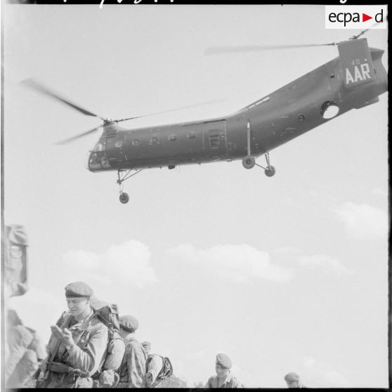 Pendant la progression des bérets verts les hélicoptères de transport Piasecki H-21 (ou banane) continuent leurs héliportages.