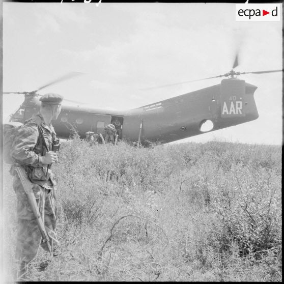 Pendant la progression des bérets verts les hélicoptères de transport Piasecki H-21 (ou banane) continuent leurs héliportages.