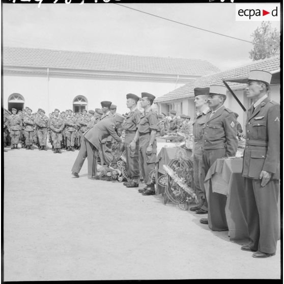 Le général Paul Vanuxem décorant un médecin militaire de la médaille militaire et de la croix de la valeur militaire avec palme.