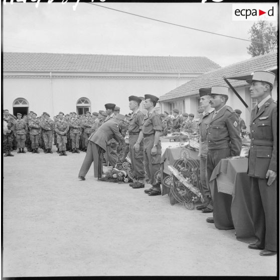 Le général Paul Vanuxem décorant un médecin militaire de la médaille militaire et de la croix de la valeur militaire avec palme.