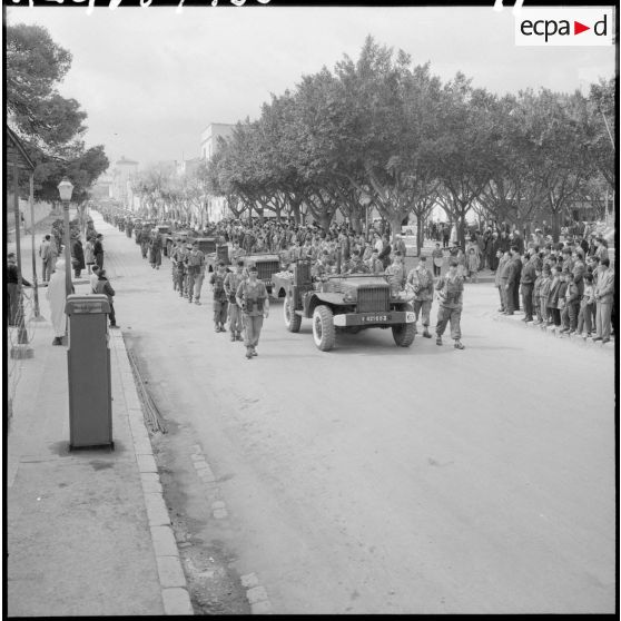 Le cortège imposant roule vers le cimetière.