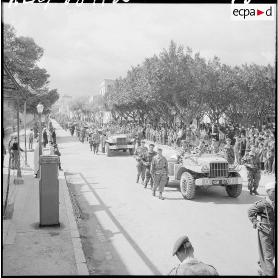 Le cortège imposant roule vers le cimetière.