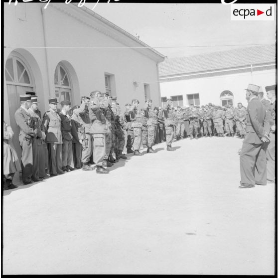 Les autorités du 1er régiment étranger de parachutistes (REP) saluent les morts.