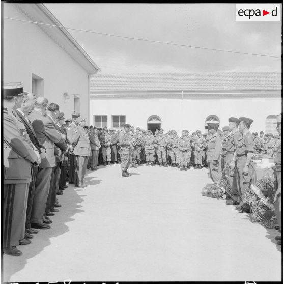 Un officier du régiment étranger de parachutistes (REP) fait un discours sur la vie au combat des légionnaires de sa compagnie.