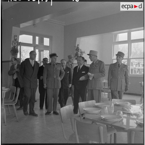 Robert Lacoste guidé par le colonel Fredet, directeur de l'EMPNA, visite l'école.