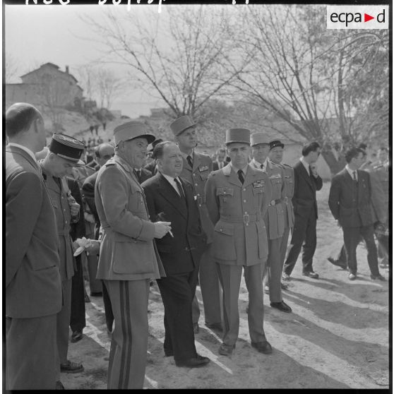 Robert Lacoste guidé par le colonel Fredet, directeur de l'EMPNA, visite l'école.