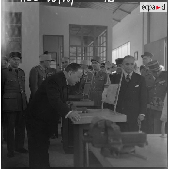 Robert Lacoste guidé par le colonel Fredet, directeur de l'EMPNA, visite l'école.