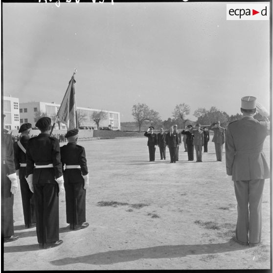 Les autorités saluent le drapeau de l'EMPNA.