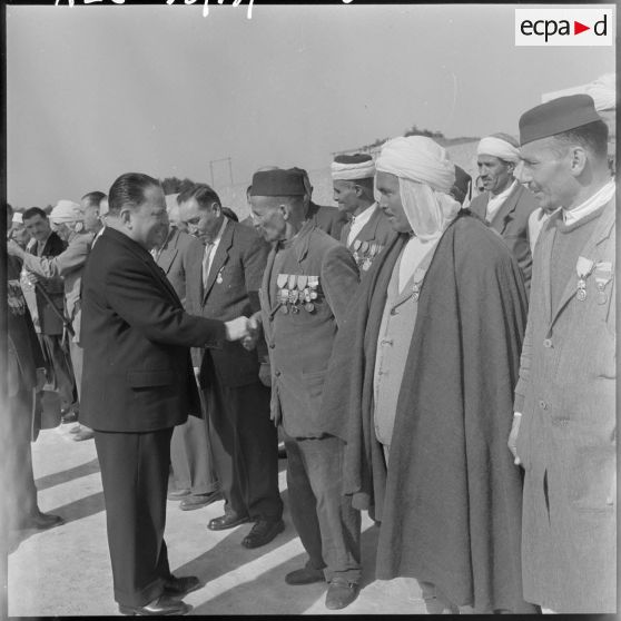 Robert Lacoste salue les anciens combattants de Koléa.