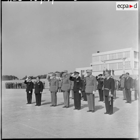 Le salut des autorités pendant la minute de silence.