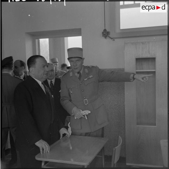 Robert Lacoste guidé par le colonel Fredet, directeur de l'EMPNA, visite l'école.