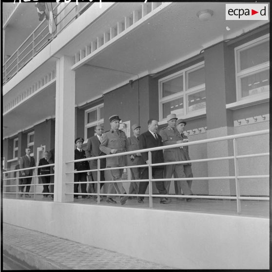 Robert Lacoste guidé par le colonel Fredet, directeur de l'EMPNA, visite l'école.