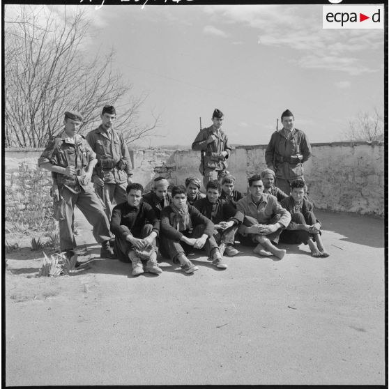 Jeunes recrues du front de libération nationale (FLN) capturées.