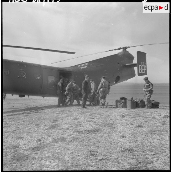 Embarquement des commandos à bord d'un hélicoptère de transport Piasecki H-21.