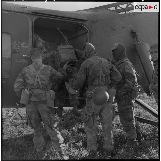 Embarquement des commandos à bord d'un hélicoptère de transport Piasecki H-21.