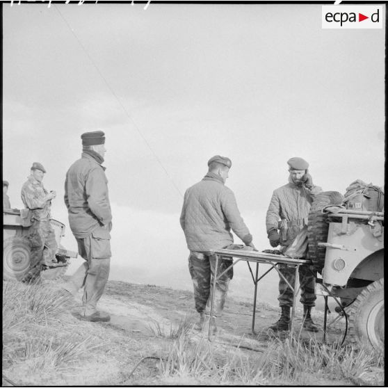 Le colonel Jeanpierre à son poste de commandement (PC) avec le colonel Allaire.