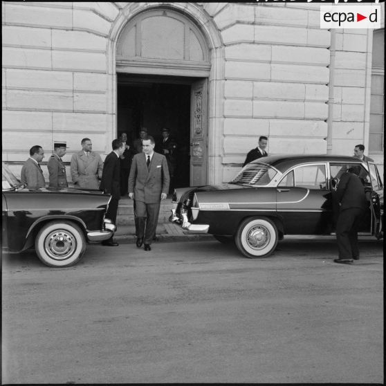 Jacques Chaban-Delmas sortant de la préfecture de Constantine.