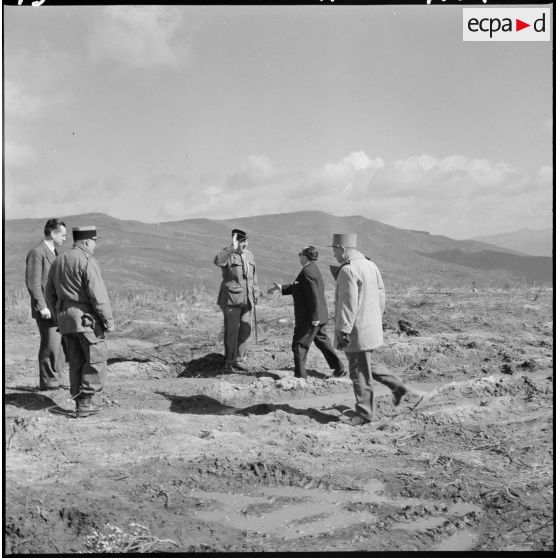 Monsieur Metayer arrive au poste de commandement (PC) du 3ème régiment étranger d'infanterie (REI).