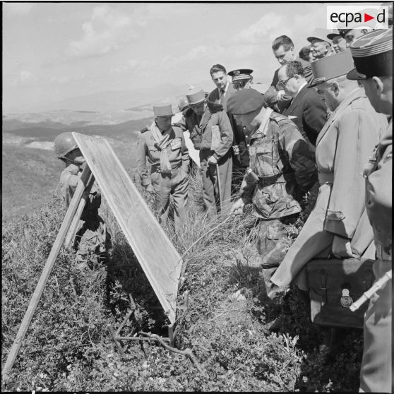 Briefing du lieutenant-colonel Buchoux au djebel Aurès, au poste de commandement (PC) opérationnel du 9ème régiment  de chasseurs parachutistes (RCP).