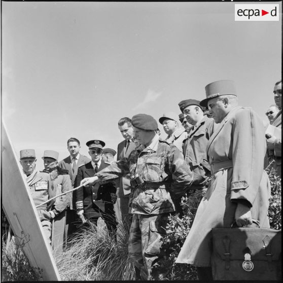 Briefing du lieutenant-colonel Buchoux au djebel Aurès, au poste de commandement (PC) opérationnel du 9ème régiment  de chasseurs parachutistes (RCP).