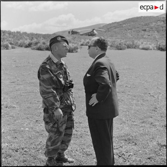 Le lieutenant-colonel Buchoux s'entretient avec monsieur Metayer.