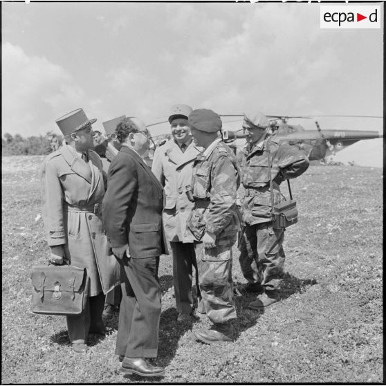 M. Metayer, le général Vanuxem et le lieutenant colonel Buchoux s'entretiennent.