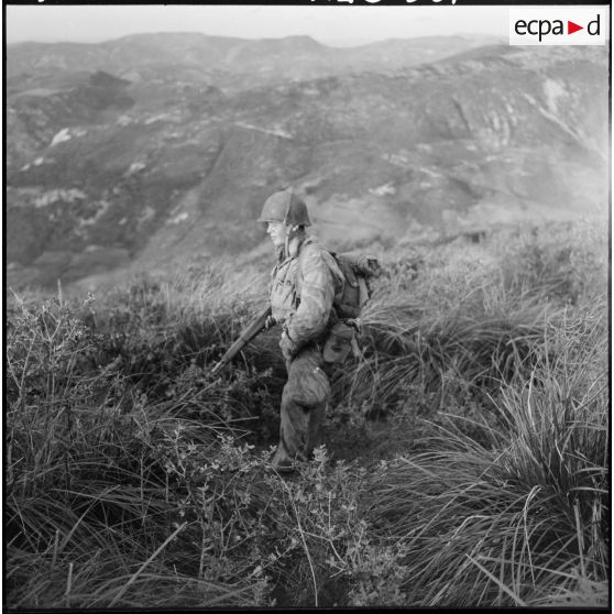 Un parachutiste du 9ème régiment de chasseurs parachutistes (RCP), éclaireur de flanc, observe en contre-bas.