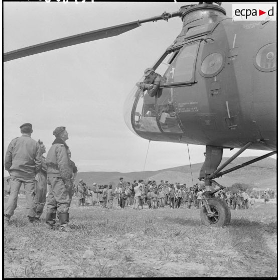 Un hélicoptère de transport Piasecki H-21 (surnommé banane) du groupe d'hélicoptère n°2 (GH2) attire les enfants.