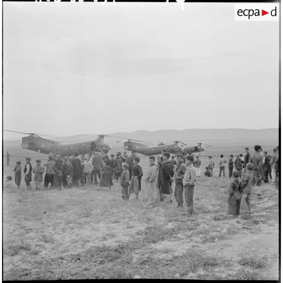 Les hélicoptères de transport Piasecki H-21 (surnommés Bananes) du groupe d'hélicoptère n°2 (GH2) attirent les enfants.