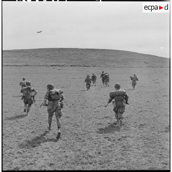 Le lieutenant Becho et son stick du 9ème régiment de chasseurs parachutistes (RCP).