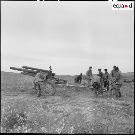 Mise en place d'une batterie du régiment d'artillerie coloniale de Tunisie (RACT).