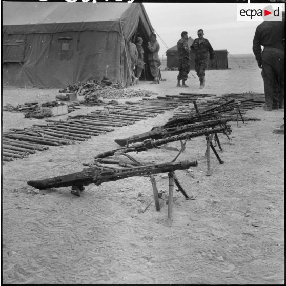 Les armes récupérées : MG-42 et MG-36 au premier plan.