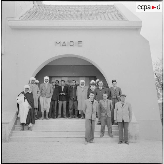 Des hommes posant devant la mairie.