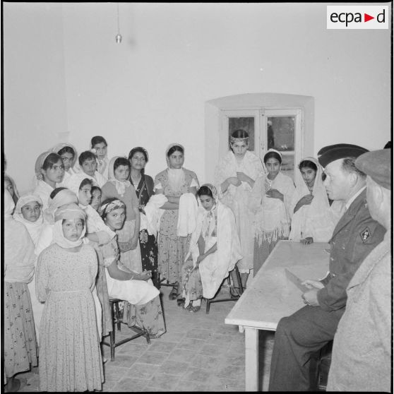 Femmes et jeunes filles dans une salle.