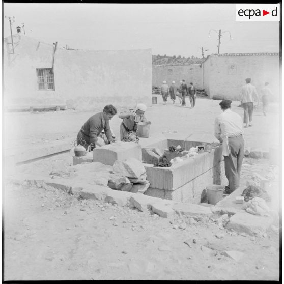 Des hommes lavant du linge.