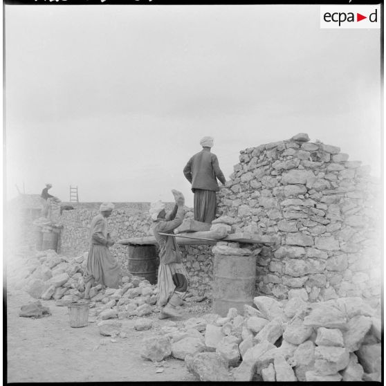 Des hommes sur un chantier de construction d'une maison.