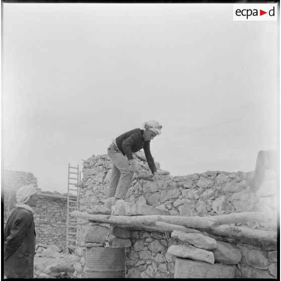 Des hommes sur un chantier de construction d'une maison.